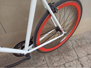 Bicicleta Fixie Blanca Ruedas Rojas
