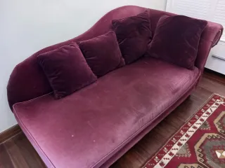 Sofá de terciopelo morado