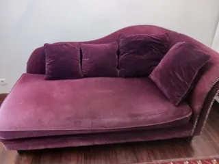Sofá de terciopelo morado