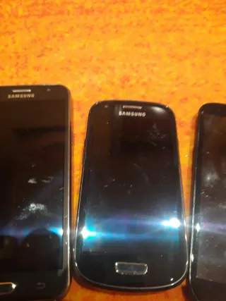 3 teléfonos Samsung negros para reparar