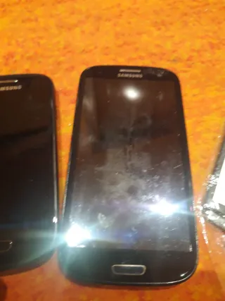3 teléfonos Samsung negros para reparar