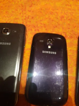 3 teléfonos Samsung negros para reparar