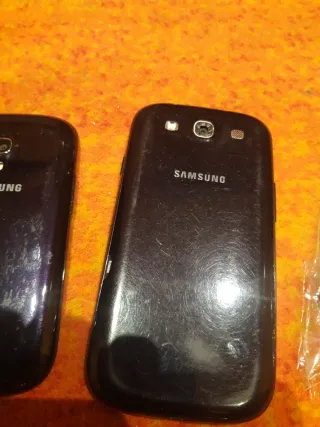 3 teléfonos Samsung negros para reparar
