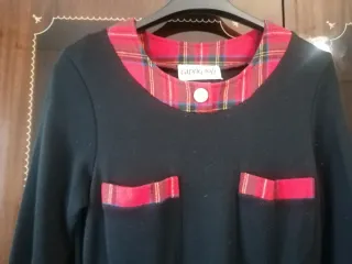 Vestito nero con bordi in tessuto scozzese