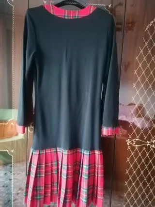 Vestito nero con bordi in tessuto scozzese