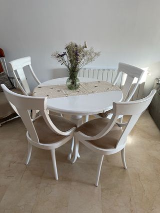 Sillas de madera tapizadas beige y blancas