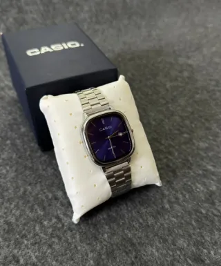 Reloj Casio vintage de acero con dial azul marino