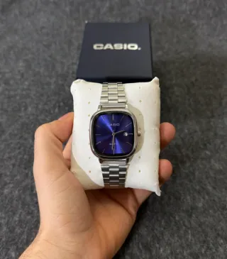 Reloj Casio vintage de acero con dial azul marino