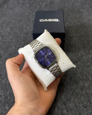 Reloj Casio vintage de acero con dial azul marino