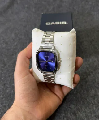 Reloj Casio vintage de acero con dial azul marino