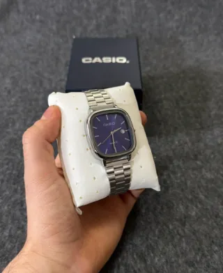 Reloj Casio vintage de acero con dial azul marino