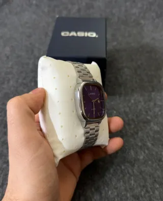 Reloj Casio vintage de acero con dial azul marino