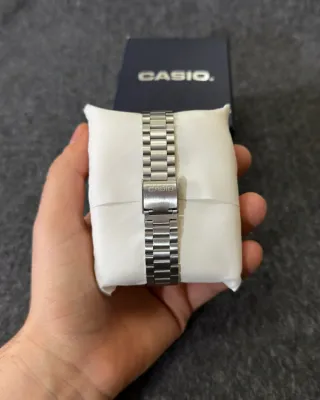Reloj Casio vintage de acero con dial azul marino