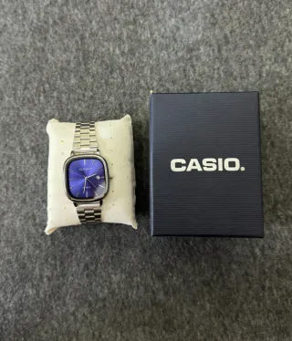 Reloj Casio vintage de acero con dial azul marino