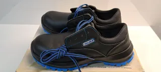 Botas de seguridad Robusta negras y azules.