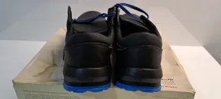 Botas de seguridad Robusta negras y azules.