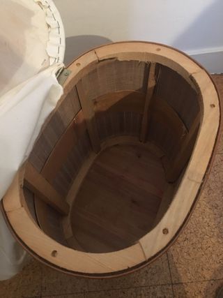 Cesta de ropa de madera con tapa