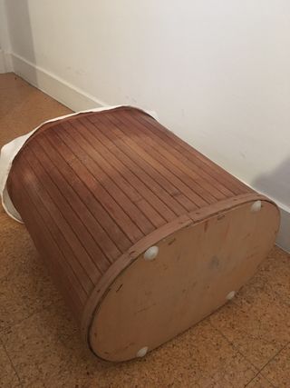 Cesta de ropa de madera con tapa