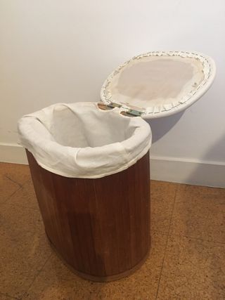 Cesta de ropa de madera con tapa