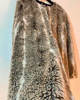 Abrigo largo pelo sintético gris