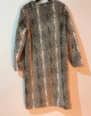 Abrigo largo pelo sintético gris