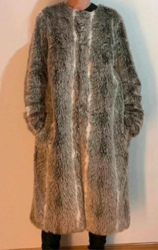 Abrigo largo pelo sintético gris