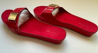 Sandalias Calvin Klein Rojas con Hebilla Dorada