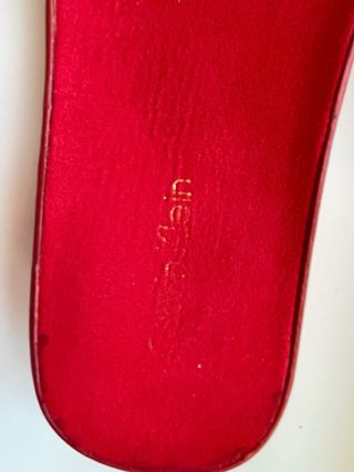 Sandalias Calvin Klein Rojas con Hebilla Dorada