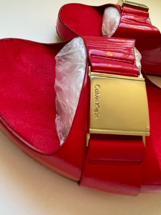 Sandalias Calvin Klein Rojas con Hebilla Dorada