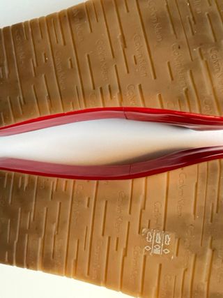 Sandalias Calvin Klein Rojas con Hebilla Dorada