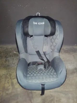 Silla auto con reductor para bebes recién nacidos.