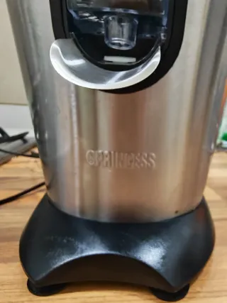 Exprimidor de cítricos plateado