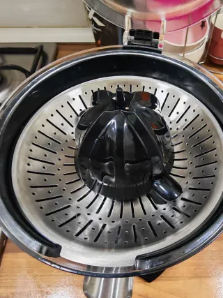 Exprimidor de cítricos plateado