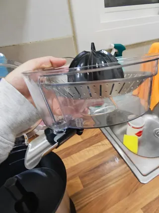 Exprimidor de cítricos plateado