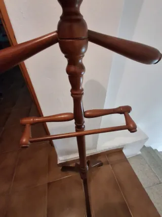 Perchero de madera para trajes