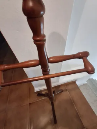 Perchero de madera para trajes