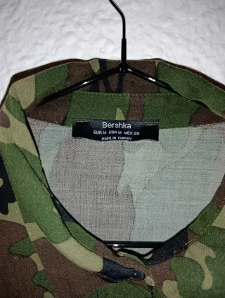 Camisa militar estampada talla M. Bershka.