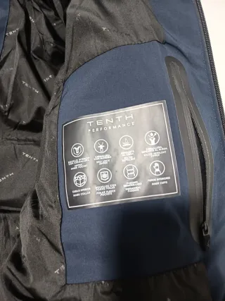 Chaqueta azul con capucha