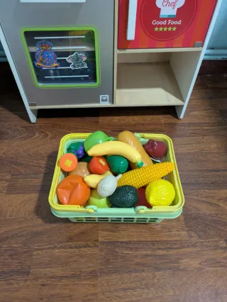 Cocinita de madera con accesorios