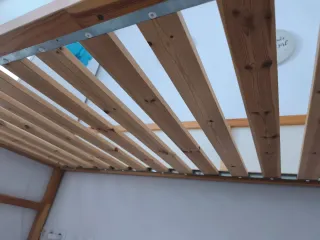 Cama alta Kura madera + somier de láminas