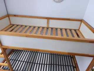 Cama alta Kura madera + somier de láminas