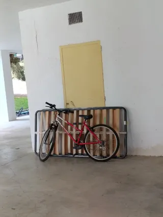 Bicicleta de montaña roja y plateada