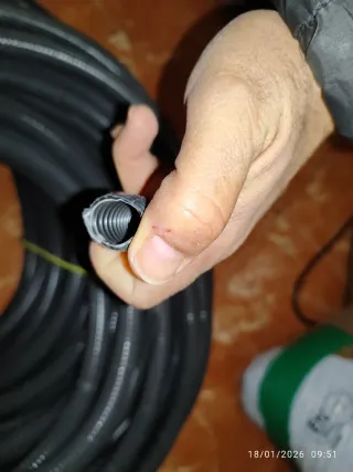 Tubo corrugado negro para electricidad
