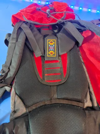 Mochila 46l. de montaña negra y roja