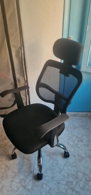 Silla de oficina ergonómica negra marca Vinsetto.