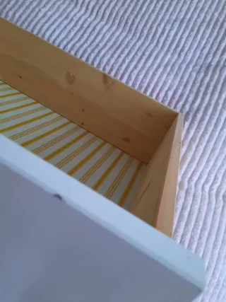 Cajón Ikea Hemnes blanco y amarillo