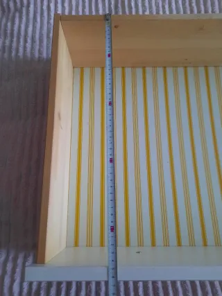 Cajón Ikea Hemnes blanco y amarillo