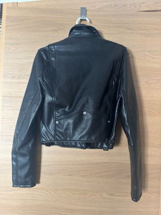 Cazadora cuero Bershka negra