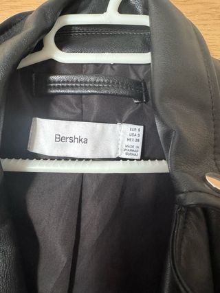 Cazadora cuero Bershka negra