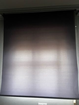 Estores enrollables grises.